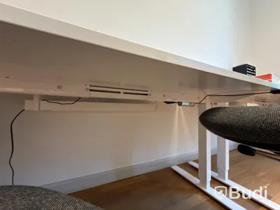 Kontorsplats med höj skrivbord 2 st små stolar höjbara
