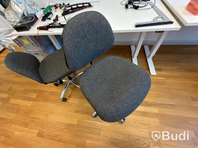 Kontorsplats med höj skrivbord 2 st små stolar höjbara