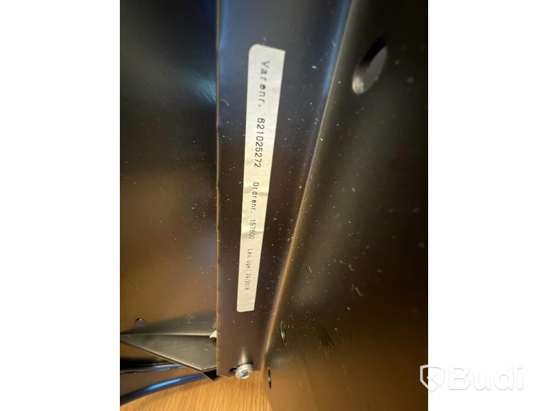 Kontorsplats med höj skrivbord 2 st små stolar höjbara
