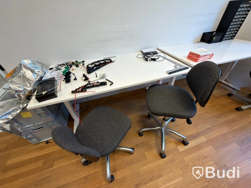 Kontorsplats med höj skrivbord 2 st små stolar höjbara