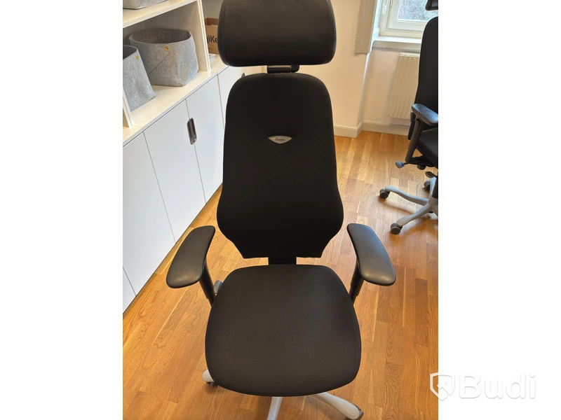 Kontorsplats med höj- sänkbart skrivbord, kinnarps stol, 2 st dell skärmar
