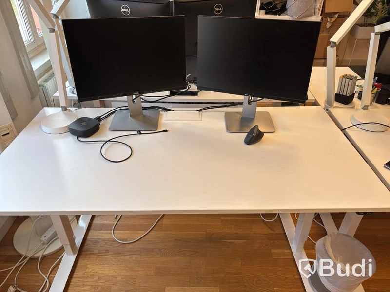 Kontorsplats med höj- sänkbart skrivbord, kinnarps stol, 2 st dell skärmar
