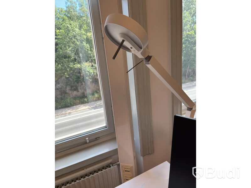 Kontorsplats med höj- sänkbart skrivbord, kinnarps stol, 2 st dell skärmar