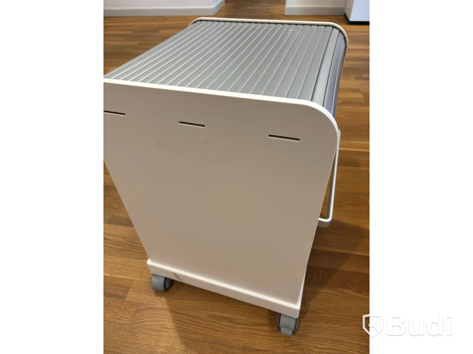 Kontorsplats med höj- sänkbart skrivbord, kinnarps stol, 2 st dell skärmar