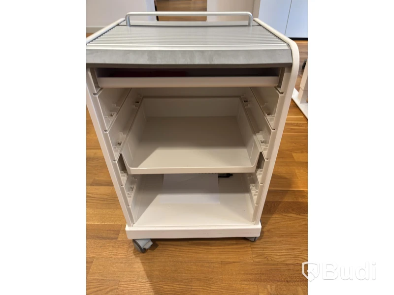 Kontorsplats med höj- sänkbart skrivbord, kinnarps stol, 2 st dell skärmar