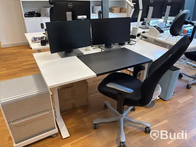 Office workstation with height-adjustable desk, Kinnarps chair, 2 Dell monitors