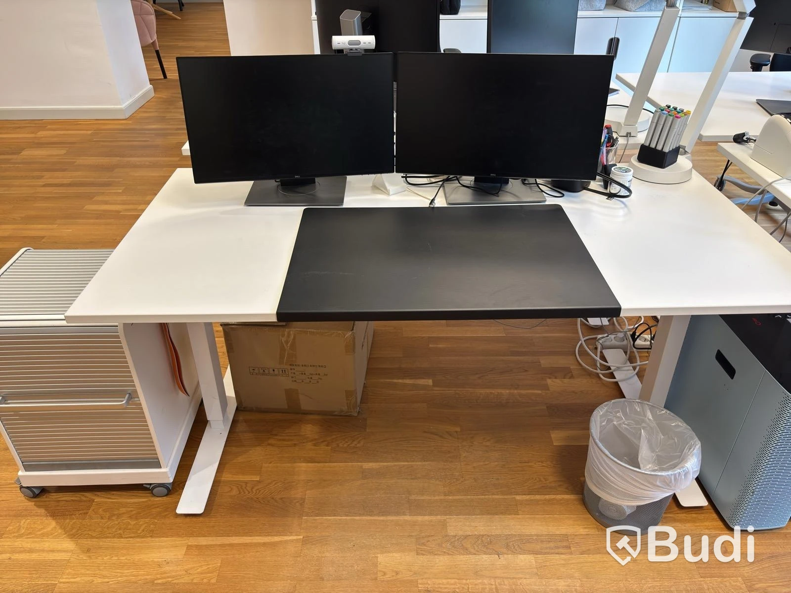 Kontorsplats med höj- sänkbart skrivbord, kinnarps stol, 2 st dell skärmar
