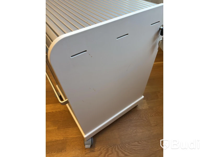 Kontorsplats med höj- sänkbart skrivbord, kinnarps stol, 2 st dell skärmar och hurts