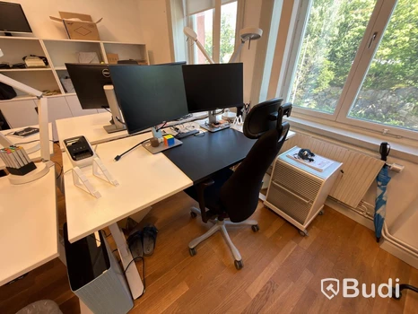 Kontorsplats med höj- sänkbart skrivbord, kinnarps stol, 2 st dell skärmar och hurts
