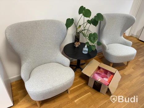 2 fåtöljer Tom Dixon "Wingback Micro Chair" och bord