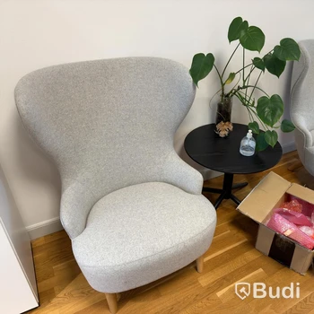 2 fåtöljer Tom Dixon "Wingback Micro Chair" och bord