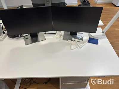 Office workstation with height-adjustable desk, Kinnarps chair, and 2 Dell monitors