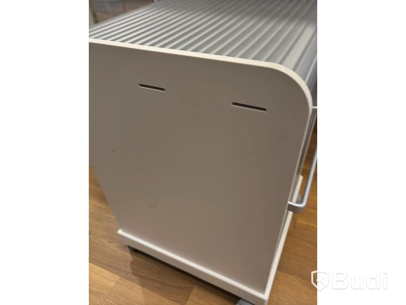 Kontorsplats med höj- sänkbart skrivbord, kinnarps stol, 2 st dell skärmar