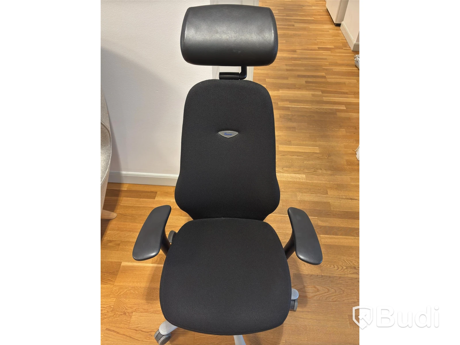 Kontorsplats med höj- sänkbart skrivbord, kinnarps stol, 2 st dell skärmar