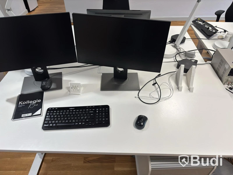 Kontorsplats med höj- sänkbart skrivbord, kinnarps stol, 2 st dell skärmar