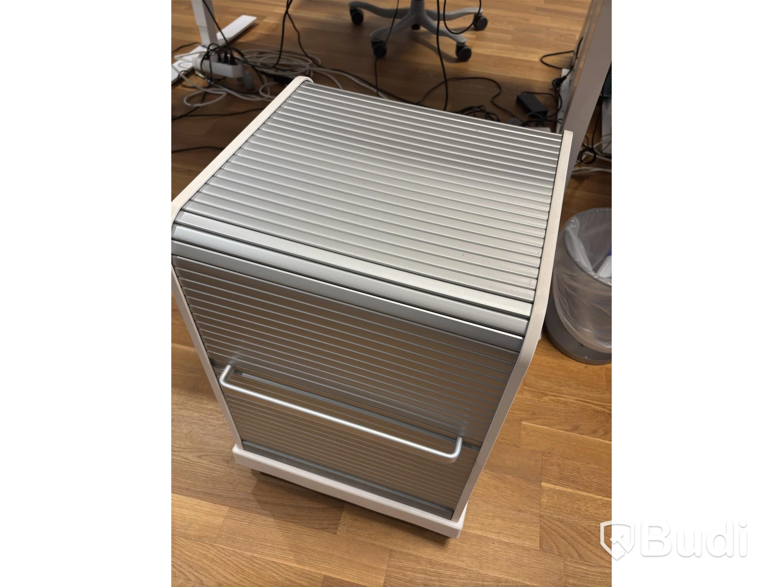 Kontorsplats med höj- sänkbart skrivbord, kinnarps stol, 2 st dell skärmar