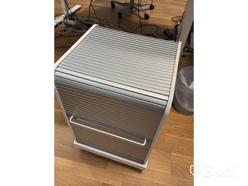 Kontorsplats med höj- sänkbart skrivbord, kinnarps stol, 2 st dell skärmar