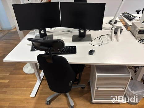 Kontorsplats med höj- sänkbart skrivbord, kinnarps stol, 2 st dell skärmar
