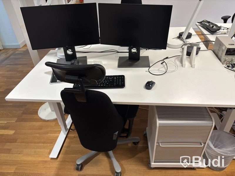 Kontorsplats med höj- sänkbart skrivbord, kinnarps stol, 2 st dell skärmar
