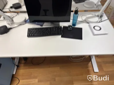 Office workstation with height-adjustable desk, Kinnarps chair, 1 Dell monitor