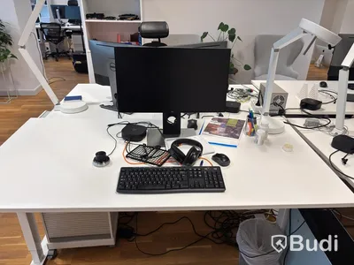 Office workstation with height-adjustable desk, Kinnarps chair, 1 Dell monitor