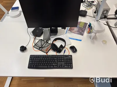 Office workstation with height-adjustable desk, Kinnarps chair, 1 Dell monitor