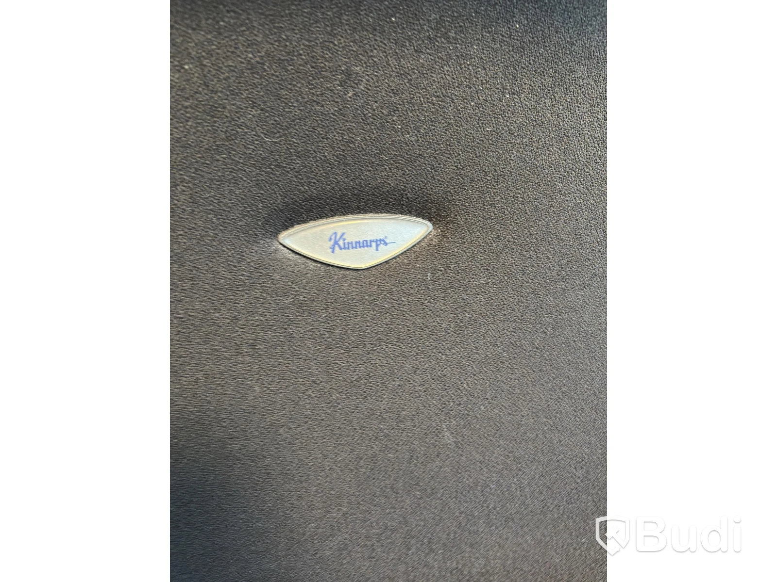Kontorsplats med höj- sänkbart skrivbord, kinnarps stol, 2 st skärmar och hurts
