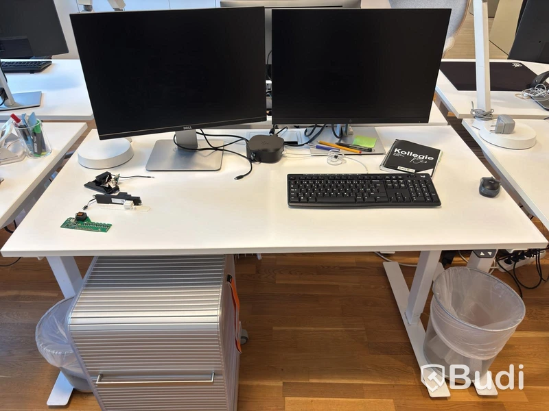 Kontorsplats med höj- sänkbart skrivbord, kinnarps stol, 2 st skärmar och hurts