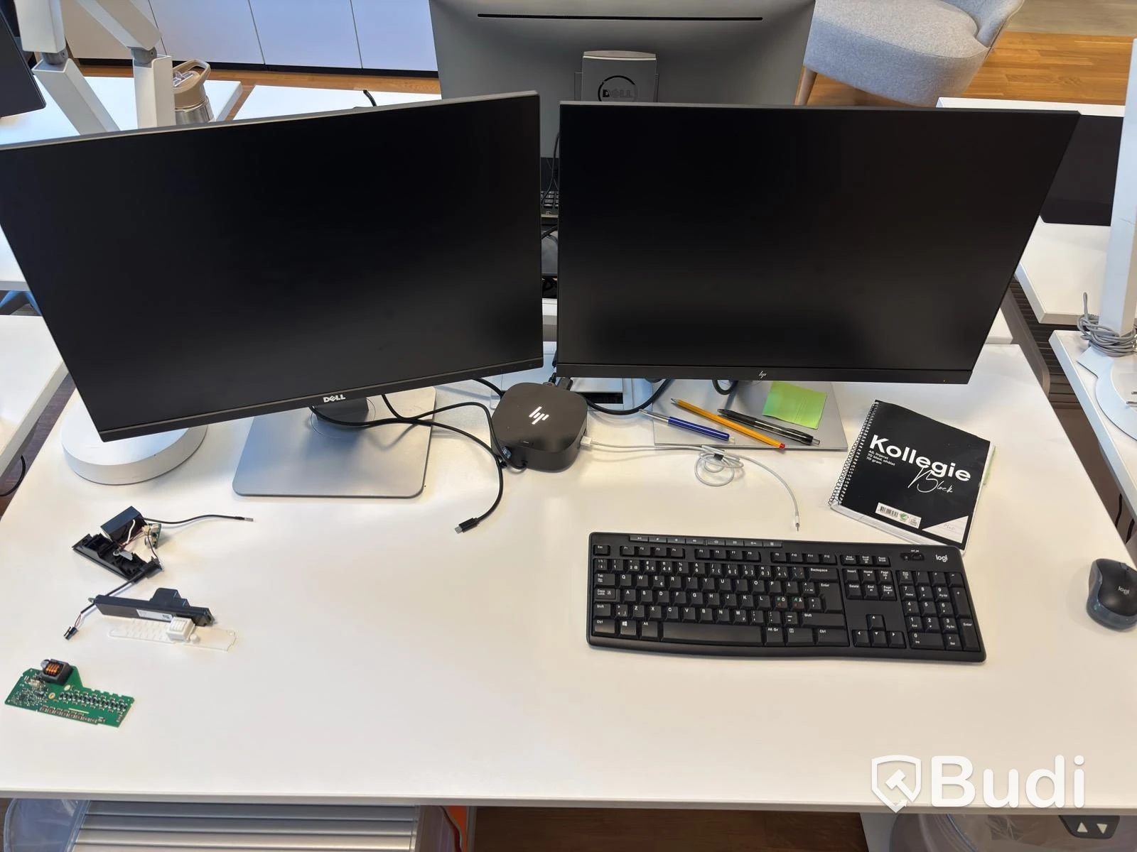 Kontorsplats med höj- sänkbart skrivbord, kinnarps stol, 2 st skärmar och hurts