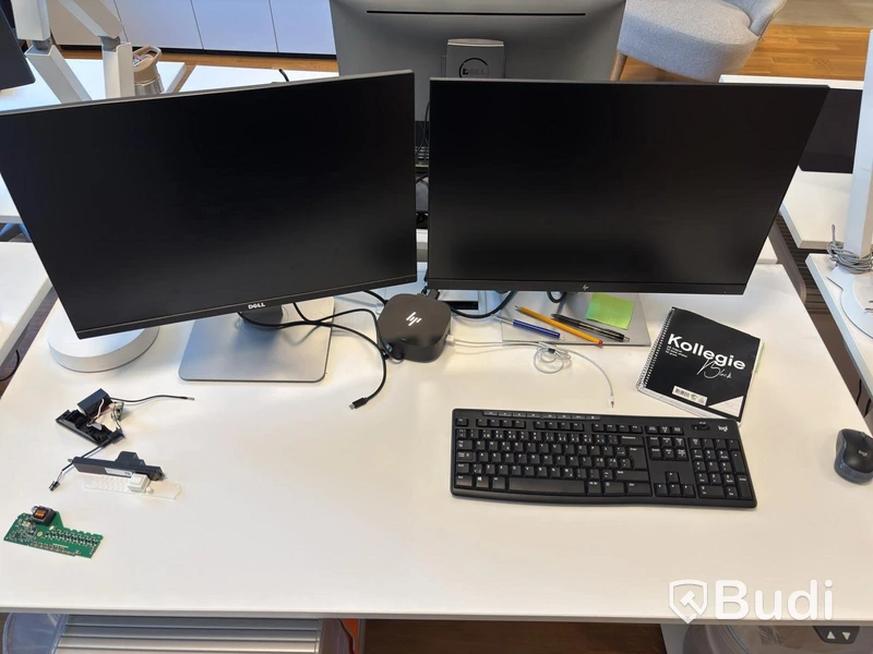 Kontorsplats med höj- sänkbart skrivbord, kinnarps stol, 2 st skärmar och hurts