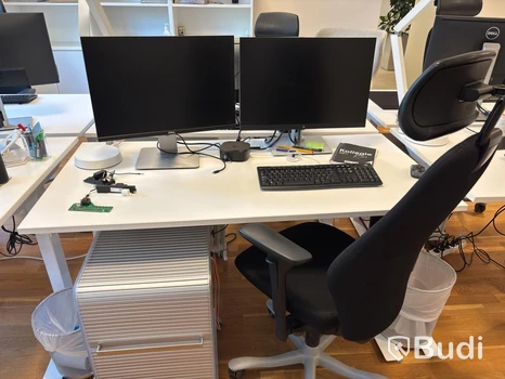 Kontorsplats med höj- sänkbart skrivbord, kinnarps stol, 2 st skärmar och hurts