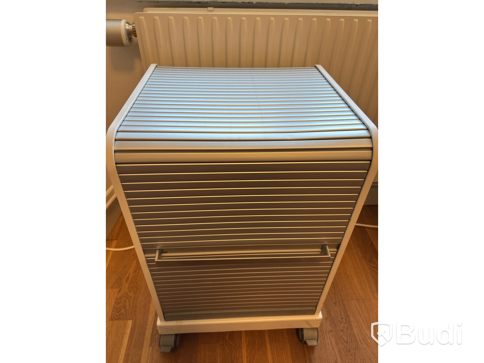 Kontorsplats med höj- sänkbart skrivbord, kinnarps stol, 2 st dell skärmar