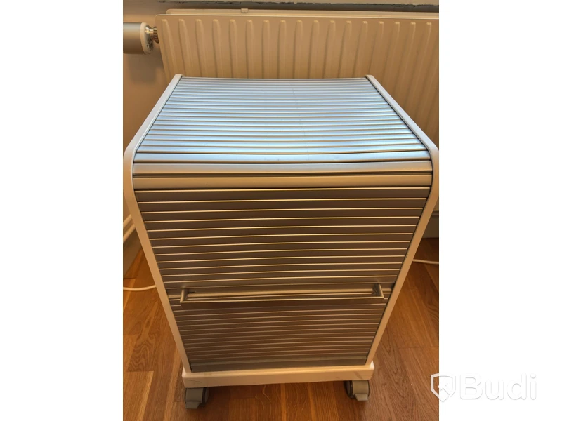Kontorsplats med höj- sänkbart skrivbord, kinnarps stol, 2 st dell skärmar