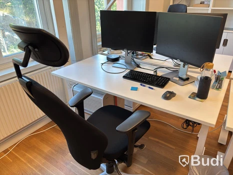 Kontorsplats med höj- sänkbart skrivbord, kinnarps stol, 2 st dell skärmar