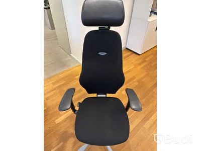 Office workstation with height-adjustable desk, Kinnarps chair, and 1 Dell monitor
