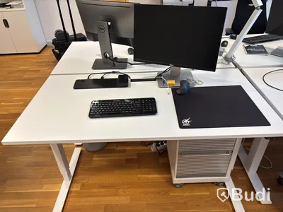 Office workstation with height-adjustable desk, Kinnarps chair, and 1 Dell monitor