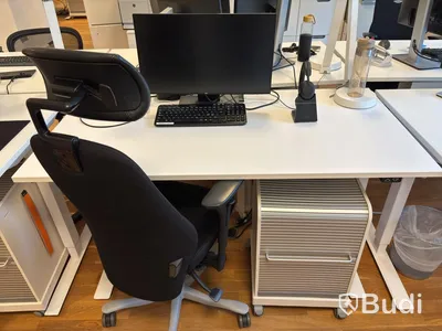 Office workstation with height-adjustable desk, Kinnarps chair, 1 Dell monitor