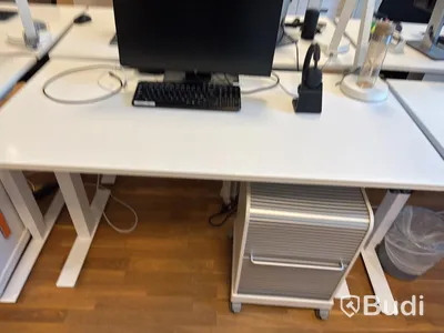 Office workstation with height-adjustable desk, Kinnarps chair, 1 Dell monitor
