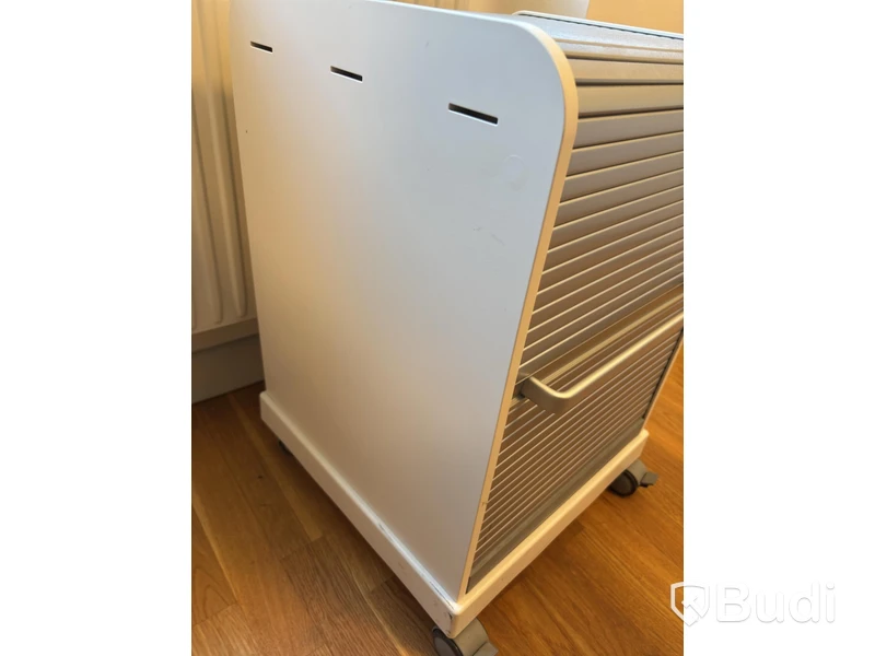Kontorsplats med höj- sänkbart skrivbord, kinnarps stol, 2 st dell skärmar