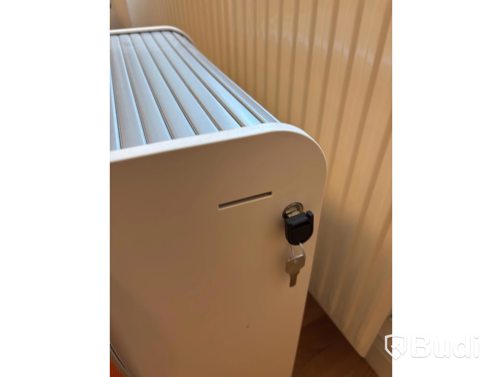 Kontorsplats med höj- sänkbart skrivbord, kinnarps stol, 2 st dell skärmar