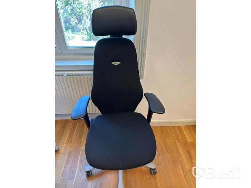 Kontorsplats med höj- sänkbart skrivbord, kinnarps stol, 2 st dell skärmar
