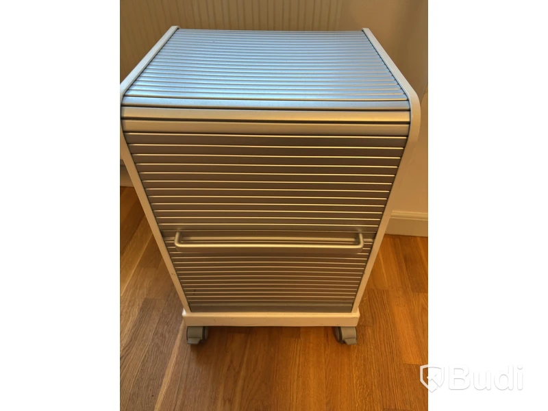 Kontorsplats med höj- sänkbart skrivbord, kinnarps stol, 2 st dell skärmar
