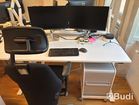 Kontorsplats med höj- sänkbart skrivbord, kinnarps stol, 2 st dell skärmar