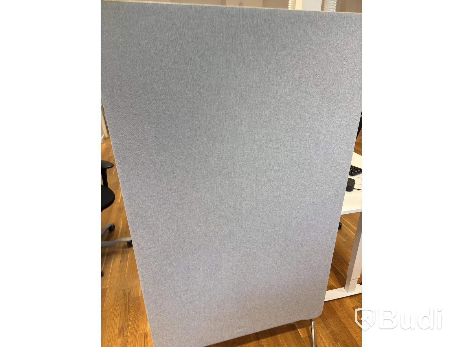 Kontorsplats med höj- sänkbart skrivbord, kinnarps stol, 2 st dell skärmar, skärmvägg