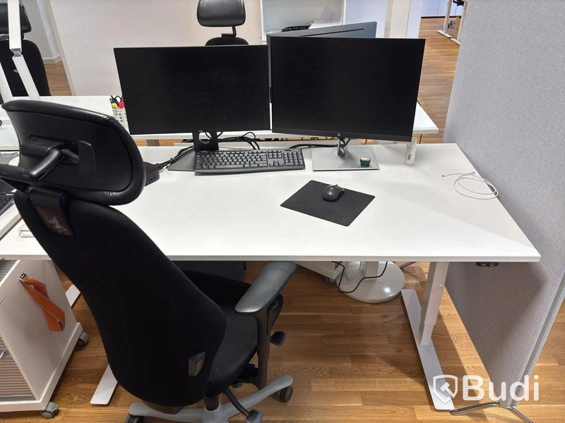 Kontorsplats med höj- sänkbart skrivbord, kinnarps stol, 2 st dell skärmar, skärmvägg