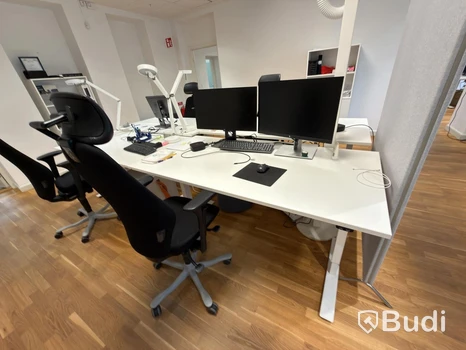 Kontorsplats med höj- sänkbart skrivbord, kinnarps stol, 2 st dell skärmar, skärmvägg