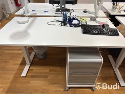Kontorsplats med höj- sänkbart skrivbord, kinnarps stol