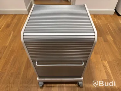 Kontorsplats med höj- sänkbart skrivbord, kinnarps stol