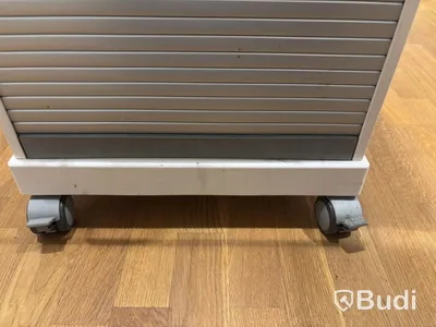 Kontorsplats med höj- sänkbart skrivbord, kinnarps stol