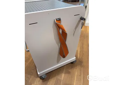 Kontorsplats med höj- sänkbart skrivbord, kinnarps stol